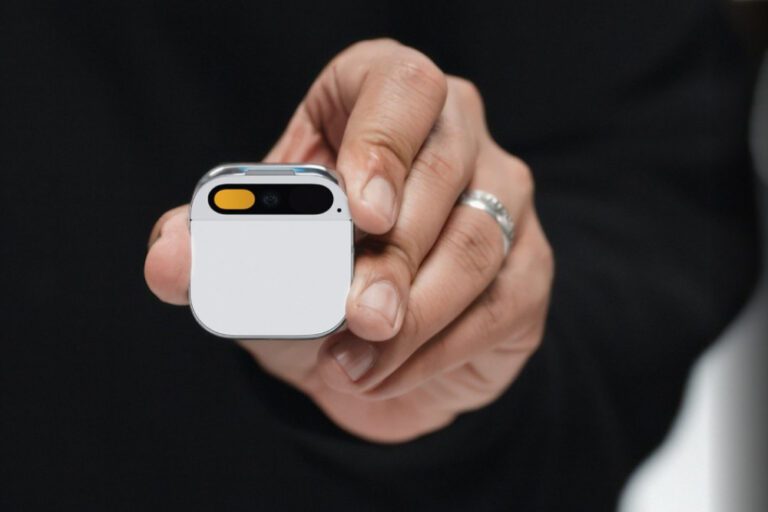 Humane AI Pin by Ged Carroll, CC BY 2.0